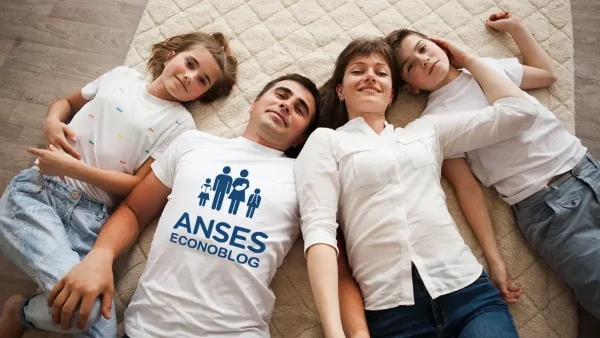 Familia de la AUH con remera de Anses
