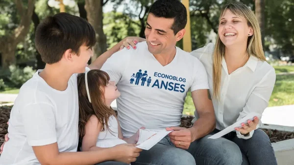 Familia de la AUH con una remera de Anses