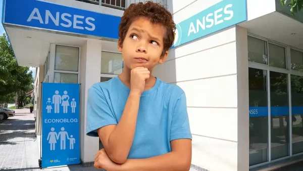 Niño con cartel de Anses para AUH y SUAF
