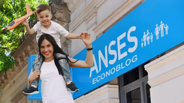Madre feliz de la AUH o SUAF en Anses