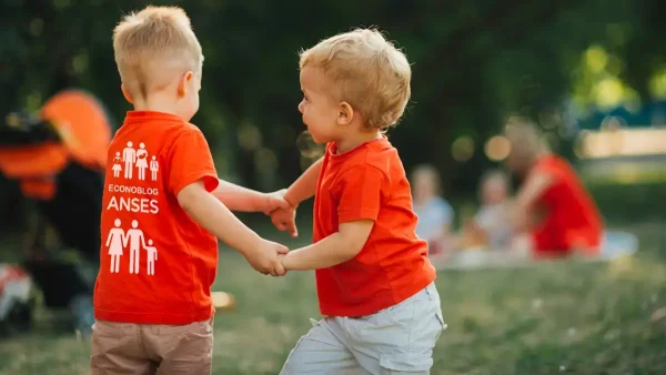 Niños con remera de Anses para AUH y SUAF