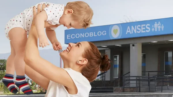 Bebé de la AUH con su madre en Anses