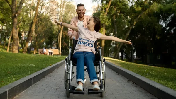 Beneficiaria de PNC con remera de Anses