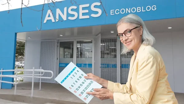 Jubilada con calendario de Anses en la mano