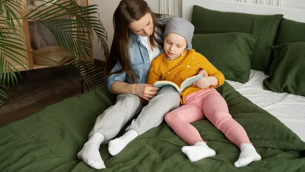 Paciente con cáncer junto a su madre