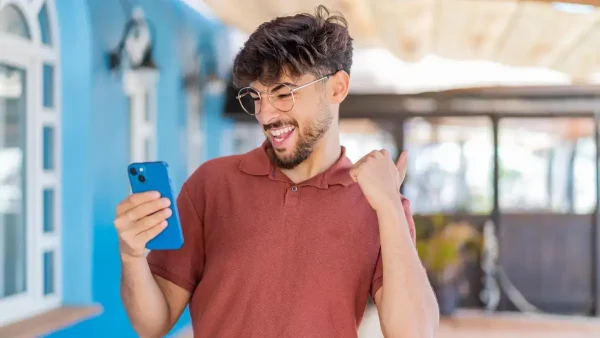 Joven contento con su celular