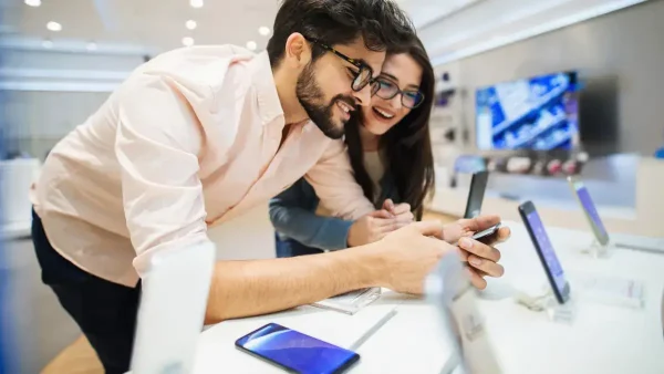 Pareja comprando celulares