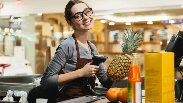 Empleada de comercio feliz