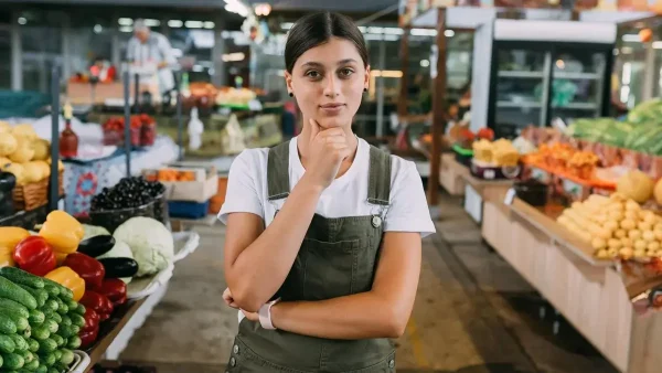 Empleada de comercio pensando