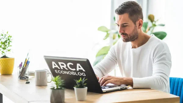 Trabajador en una computadora de ARCA