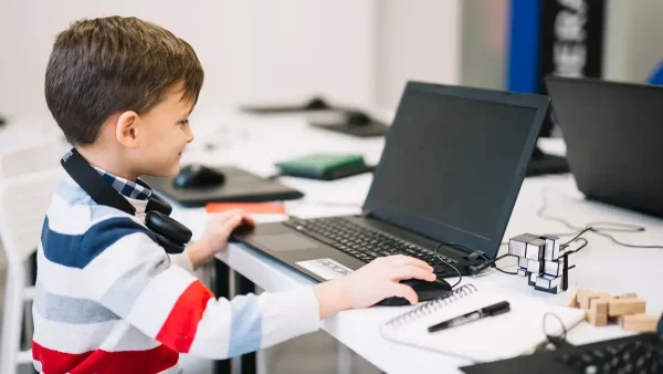 Estudiante usando una computadora