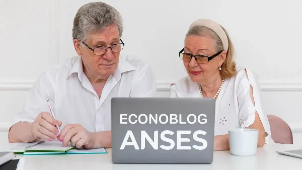 Jubilados con una computadora de Anses