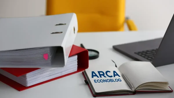 Cuaderno de ARCA junto a libros