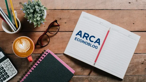 Cuaderno de ARCA junto a anteojos