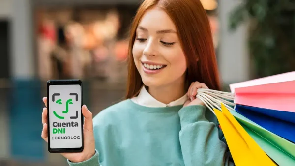 Mujer comprando con su celular y Cuenta DNI