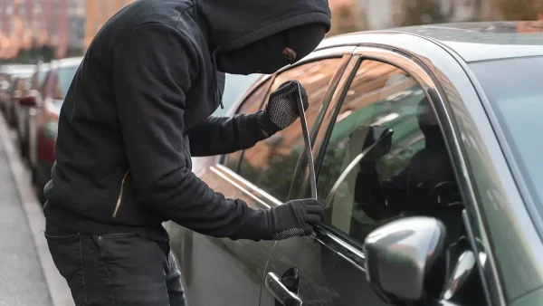 Delincuente robando un auto