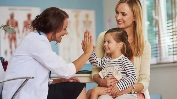 Doctora atendiendo a una paciente