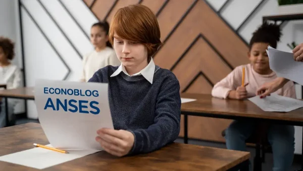 Estudiante con hoja de Anses