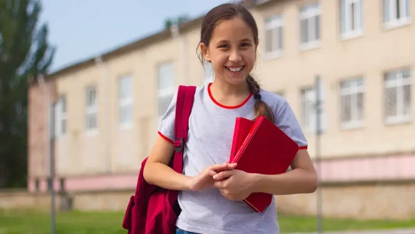 Estudiantes con libros rojos