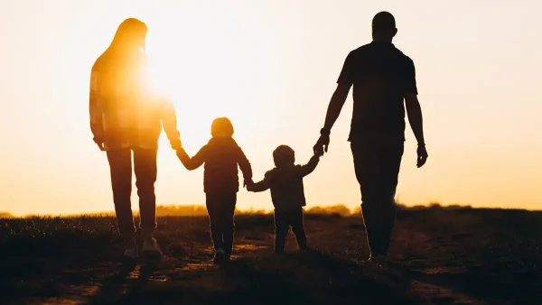 Familia con el sol de atrás