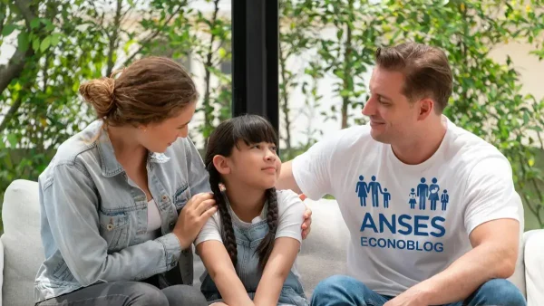 Familia con remera de Anses para SUAF y AUH