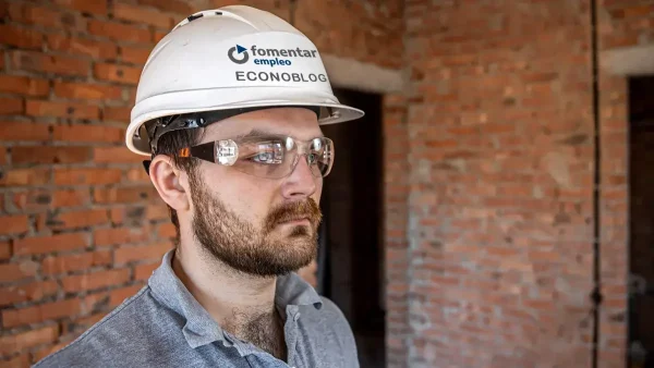 Beneficiario de Fomentar Empleo con casco