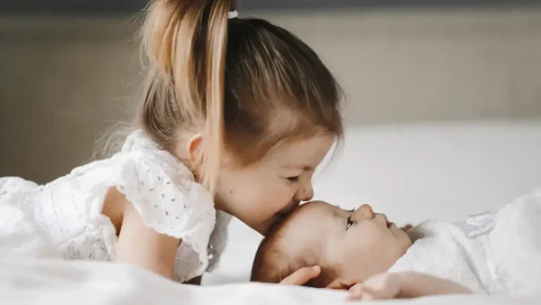 Bebé con su hermana