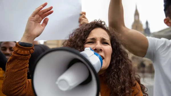 Mujer participando de una huelga