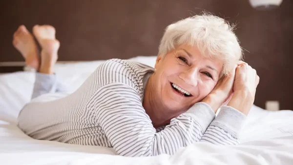 Jubilada contenta en la cama