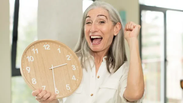 Jubilada feliz con un reloj