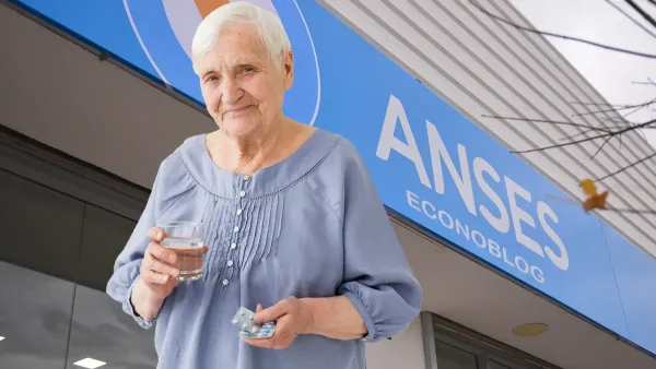 Jubilada con sus medicamentos en Anses