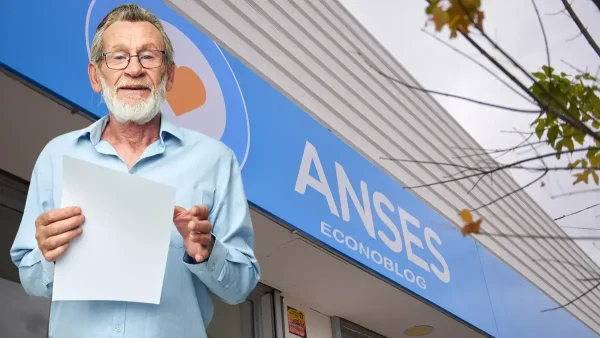 Jubilado con un papel frente a Anses