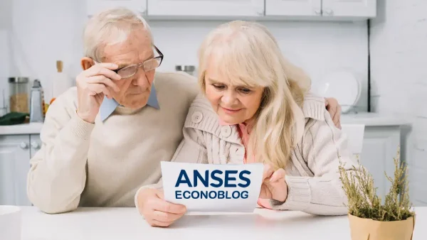 Jubilados con un papel de Anses