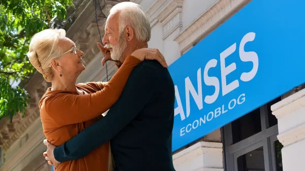 Jubilados abrazados en Anses