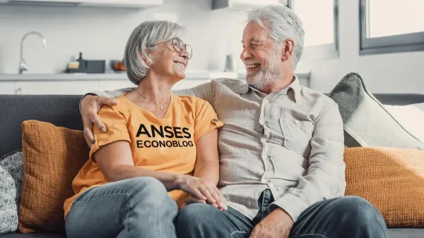 Jubilados de Anses riendo en un sofá