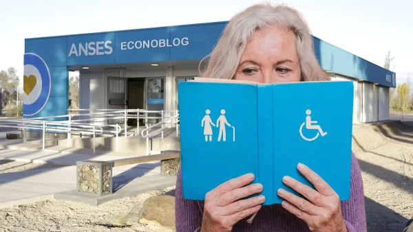 Leyendo un libro de Anses para jubilados y PNC