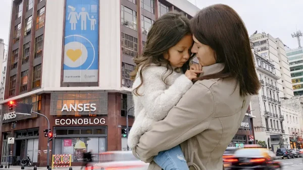 Madre del SUAF con su hija en Anses