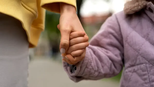 Madre e hija de la mano