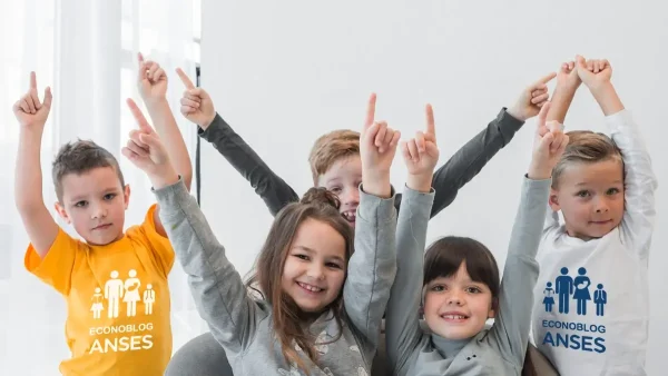 Niños de la AUH con remera de Anses