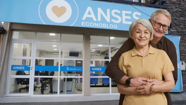 Pareja de jubilados en Anses