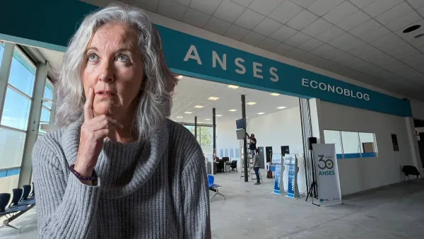 Jubilada pensando en oficina de Anses