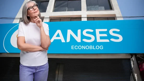 Jubilada pensando frente a Anses