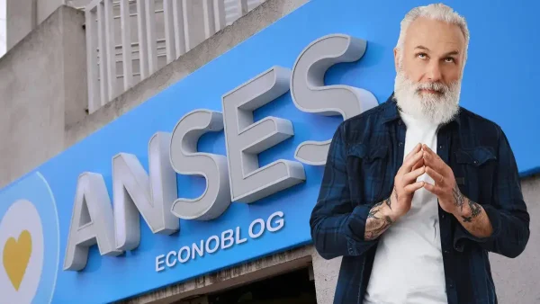Jubilado rezando en Anses