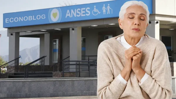 Jubilada rezando en Anses
