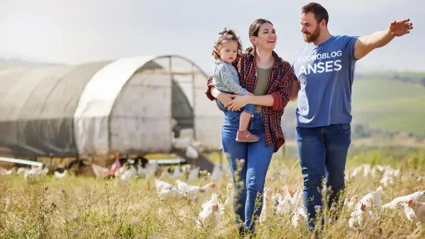 Familia rural con remera de Anses