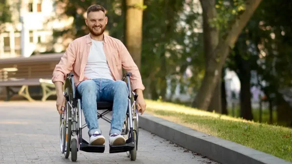 Persona con discapacidad en silla de ruedas