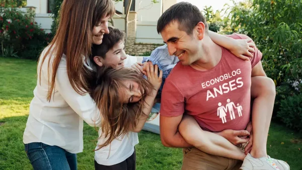 Familia feliz del SUAF con remera de Anses