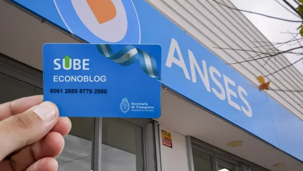 Mano con la Tarjeta SUBE en Anses