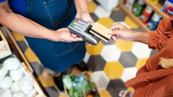Pago con tarjeta en una verdulería