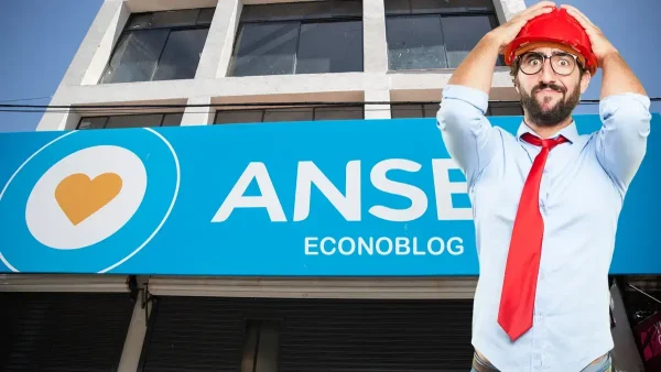 Trabajador con un casco sorprendido en Anses